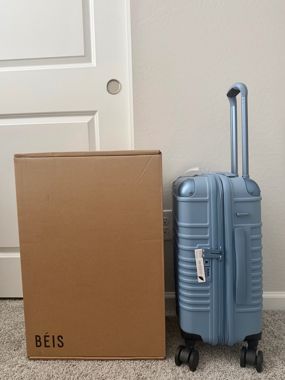BÉIS The Hybrid Carry-On Roller 
in Dusty Blue - Picture 4 of 5